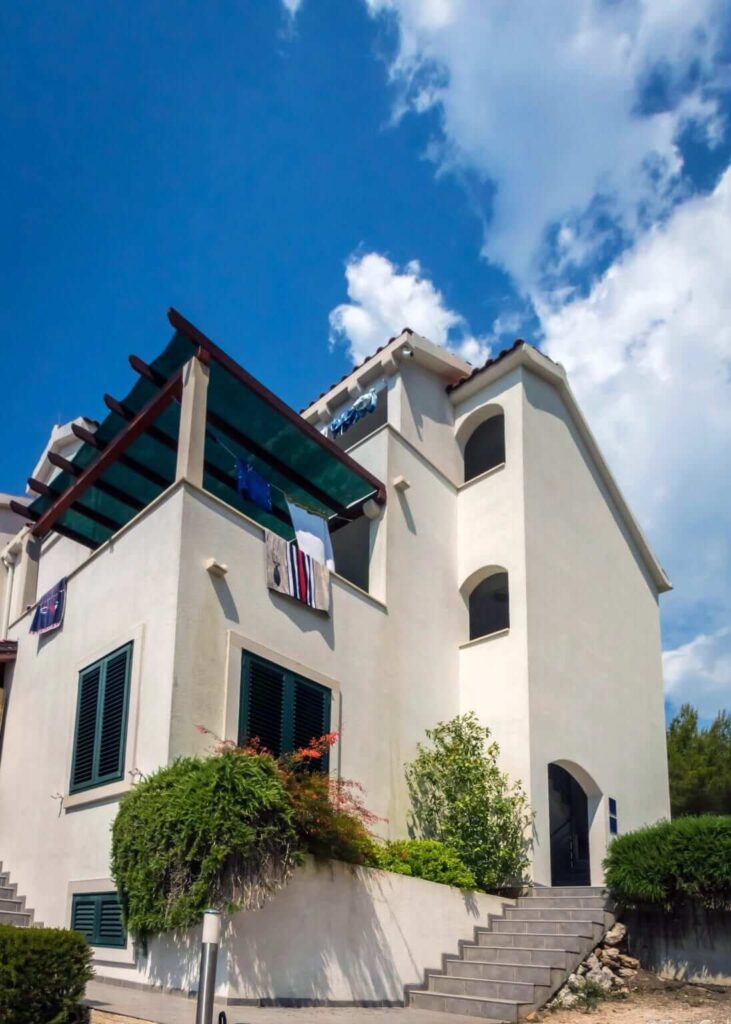 Zavala 222 Here to be your "home away from home".